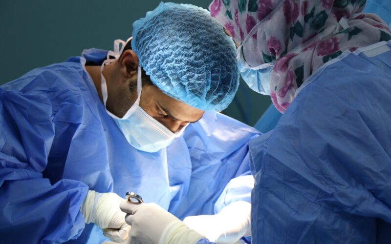 Vad är Skillnaden Mellan Medicinsk Kirurgi och Estetisk Kirurgi?